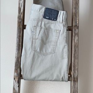 Lev’s 513 Khaki 34x32